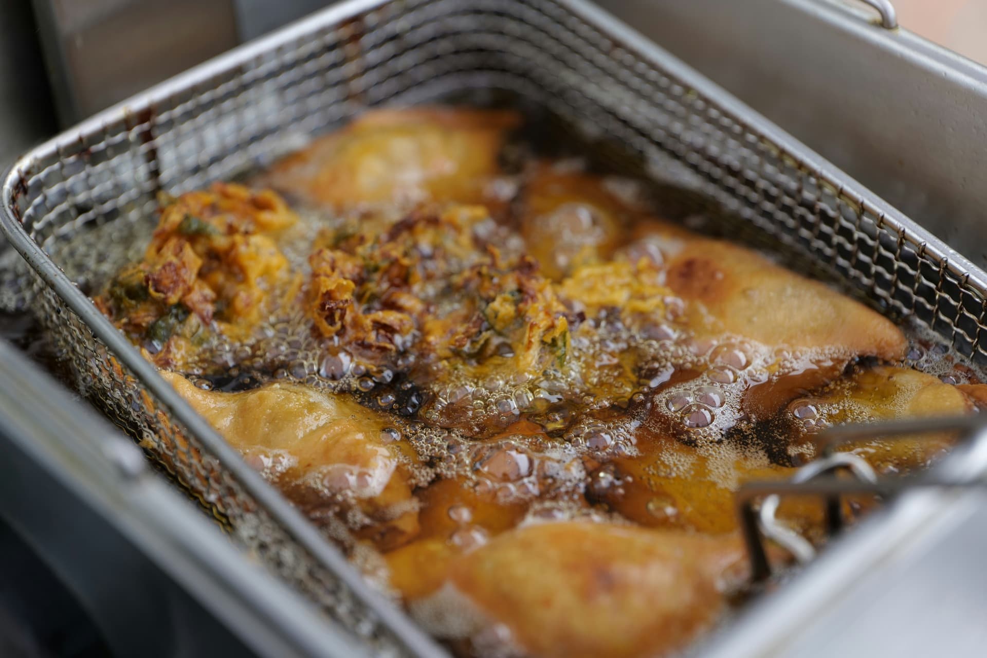 Dirty deep fryer with degraded cooking oil